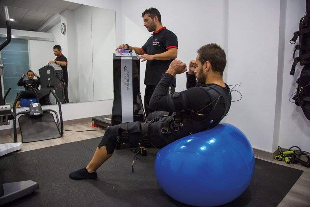 Electro-Body Center Boadilla es un nuevo concepto de entrenamiento funcional que dispone de dos modalidades para el usuario: entrenamiento individual en el estudio en una sala privada o entrenamiento a domicilio, acompañado por un entrenador personal. La finalidad de Electro Body Center es realizar un estudio antropométrico para analizar las necesidades y evaluar periódicamente los resultados […]