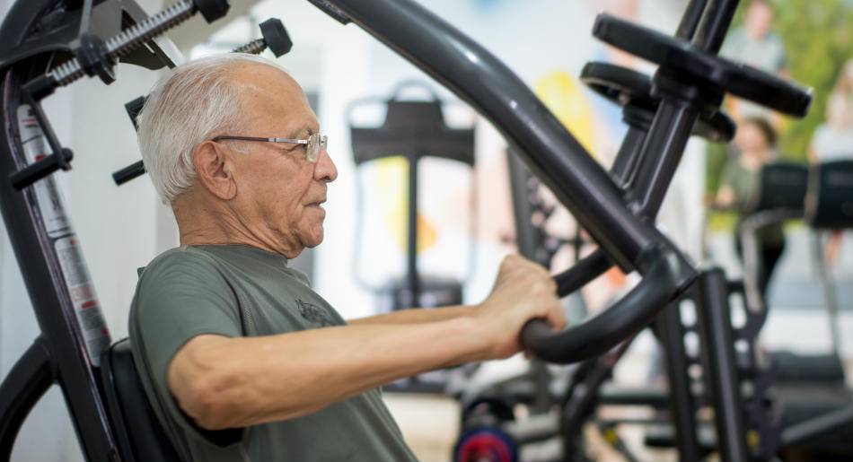 Encontrar idosos na academia ou praticando algum esporte está cada vez mais comum, aproveitando os benefícios adquiridos pela prática de um exercício