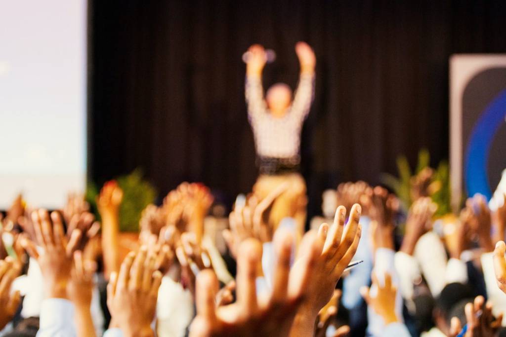 Exercícios físicos ajudam no bem estar, concentração e bom humor. Confira dicas para incorporá-los nas reuniões para serem mais produtivas.