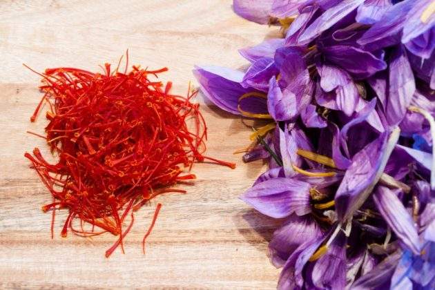 La cúrcuma también conocida como azafrán, es considera uno de los “super foods” más potentes al día de hoy, gracias a sus poderosos efectos anticancerígenos. Se trata de una especia derivada de los 3 estigmas secos del pistilo de la flor de Crocus sativus. Un estudio recién publicado en el Asian Pacific Journal of Cancer Prevention […]