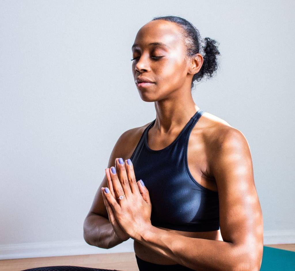 Estudos clínicos comprovam que a meditação pode oferecer benefícios notáveis para a saúde mental. Confira como iniciar a prática no trabalho.