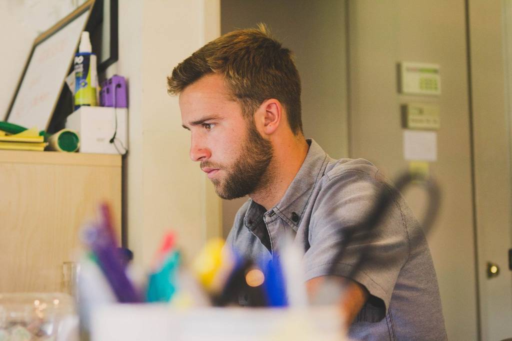 Um die Verbreitung von COVID-19 einzudämmen, hat sich das Leben von Millionen von Arbeitnehmern auf der ganzen Welt drastisch geändert. Diejenigen, die das Glück haben aus dem Home Office arbeiten zu können, stehen dennoch vor der Herausforderung sich an diesen neuen Lebens- und Arbeitsstil sowie die soziale Distanz (Social Distancing) zu gewöhnen.