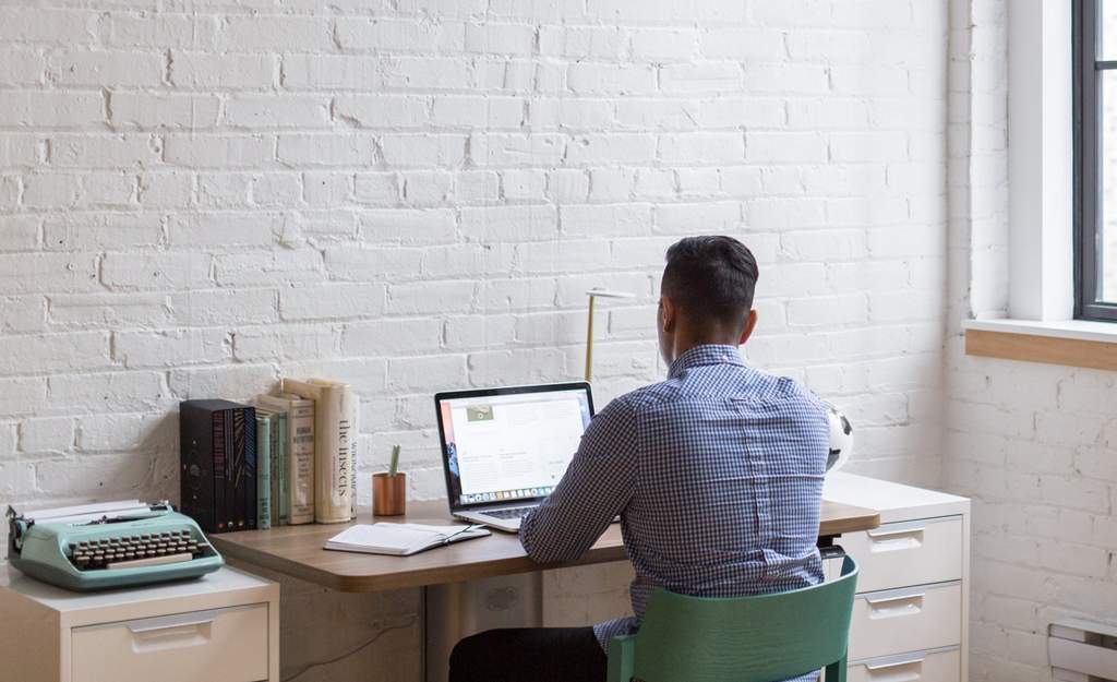 Remote-Arbeit ist zur neuen Normalität geworden. Für manche war dies ein kleiner Lichtblick in einer ansonsten düsteren Zeit – schließlich haben Studien bewiesen, dass das Arbeiten von zu Hause aus eine Vergünstigung ist, die sich viele Arbeitnehmer seit Jahren wünschen.