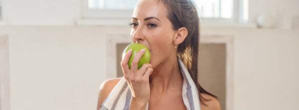 El desayuno es la comida más importante, ya que no sólo determinará el apetito que tendrás del resto del día, si no te proveerá de nutrimentos y energía para mantener activo al organismo y realizar todas tus actividades pero ¿qué consecuencias existen al saltarte la primera comida del día? Al omitir el desayuno, nuestro metabolismo […]