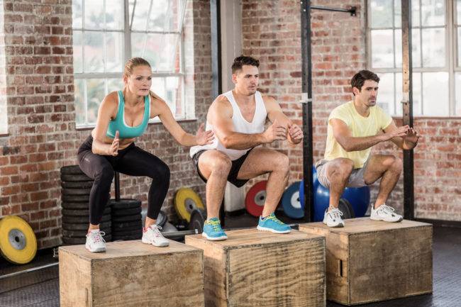 Los ejercicios con saltos se han convertido en los favoritos de muchos por una simple y sencilla razón: son los más efectivos para bajar de peso y ganar fuerza muscular al mismo tiempo. Debido a su gran demanda de esfuerzo para realizarlos y por ejecutarse a gran velocidad, estimulan el gasto calórico, siendo por ello movimientos […]