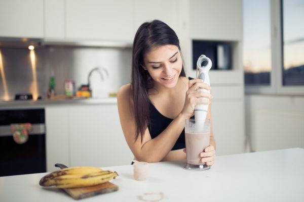 Hoy en día existe una gran confusión sobre la suplementación, en especial el uso de proteínas en polvo. No debemos olvidar que con una alimentación balanceada podemos llegar a nuestro target proteico sin la necesidad de consumir algún suplemento. Sin embargo, estos son recomendados cuando las personas desean incorporarlos en su plan alimenticio ya que […]