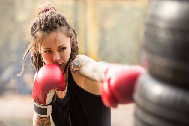 Practicar box te ayudará a desarrollar tu fuerza mental, mientras que el kickboxing te ayudará a mejorar tu coordinación… al final de cuentas con ambos te vas a poner a ¡echar tiros! ¿Le entras? Tanto el box como el kickboxing son un deporte de entrenamiento, la diferencia entre estos dos deportes de combate es que […]