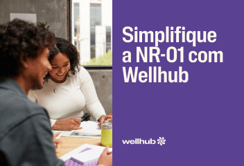 Dois colegas sorridentes trabalhando. Texto: Simplifique a NR-01 com Wellhub. Logotipo Wellhub no canto inferior.