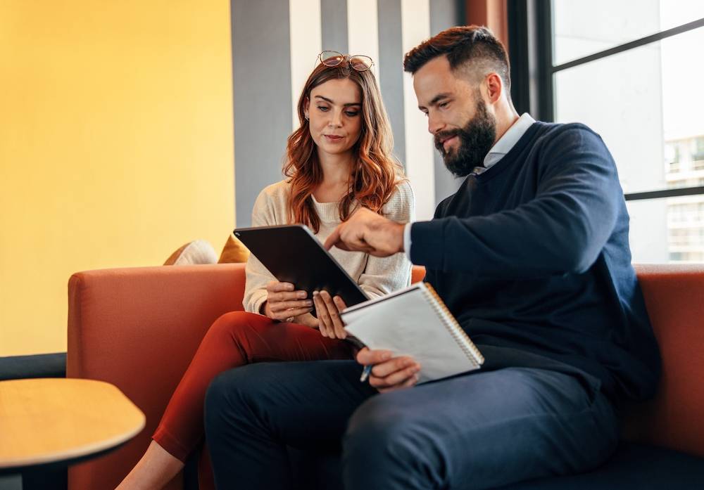 Descubra o que faz um assistente de recursos humanos, qual a sua importância e como esse profissional pode ajudar na estratégia de gestão de pessoas.