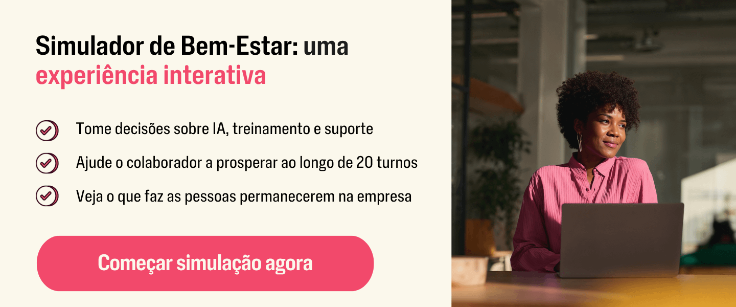 Banner promocional do “Simulador de Bem-Estar”, destacando uma experiência interativa para tomar decisões sobre IA, treinamento e suporte, ajudar um colaborador a prosperar ao longo de 20 turnos e entender fatores de retenção na empresa. À direita, uma pessoa sentada diante de um notebook em ambiente de escritório; abaixo, botão “Começar simulação agora”.
