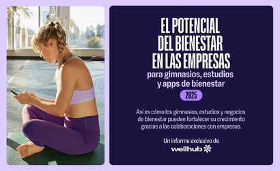 Mujer sentada en una esterilla de yoga usando su móvil, junto a un cartel sobre el potencial del bienestar corporativo en 2025 por Wellhub.