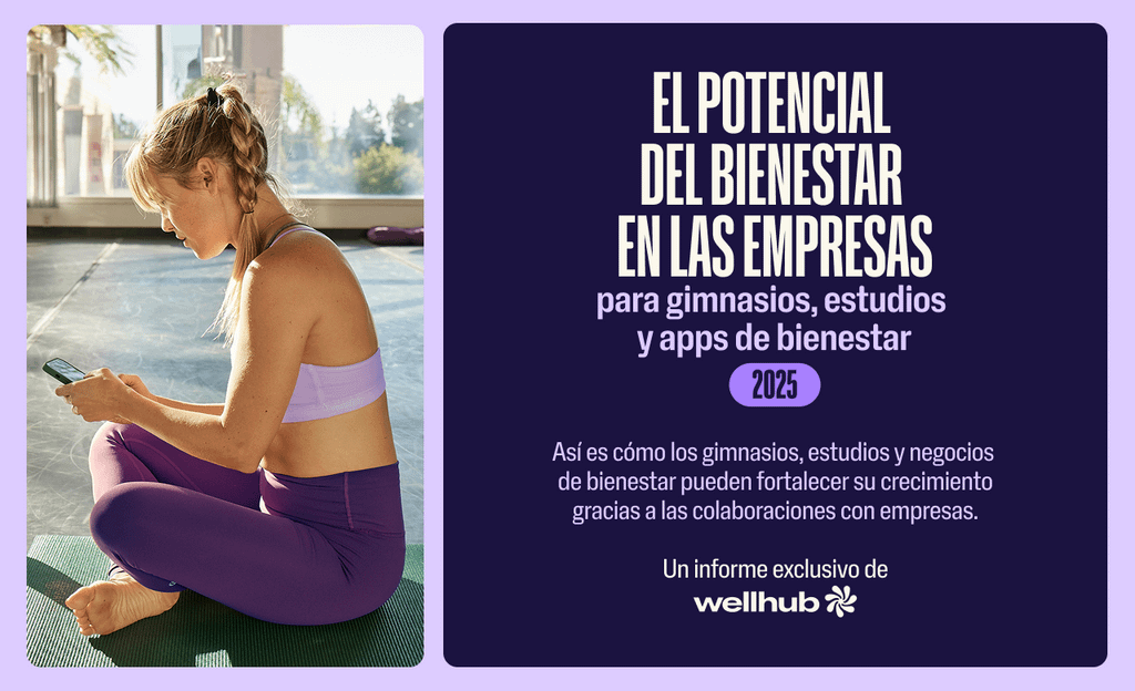 Mujer sentada en una esterilla de yoga usando su móvil, junto a un cartel sobre el potencial del bienestar corporativo en 2025 por Wellhub.