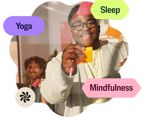 Un uomo sorride durante una sessione di brainstorming con etichette per Yoga, Sonno e Mindfulness.