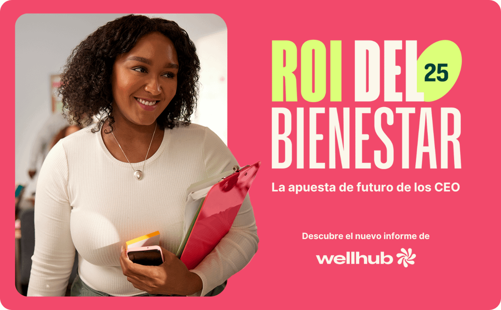 Mujer sonriente con una carpeta y un celular; el texto dice “Retorno del Bienestar 2025 – Por qué los CEO apuestan por el bienestar,” con la marca de Wellhub.