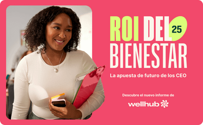 Mujer sonriente con una carpeta y un celular; el texto dice “Retorno del Bienestar 2025 – Por qué los CEO apuestan por el bienestar,” con la marca de Wellhub.