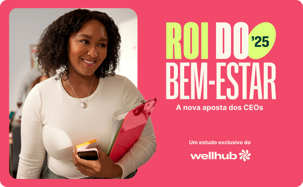 Mulher sorridente segurando uma pasta e um celular; o texto diz “Retorno em Bem-Estar 2025 – Por que CEOs estão apostando em bem-estar,” com a marca Wellhub.